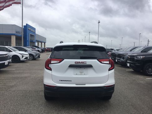 Used 2024 GMC Terrain SLE w/ Driver Convenience Package FWD image 4