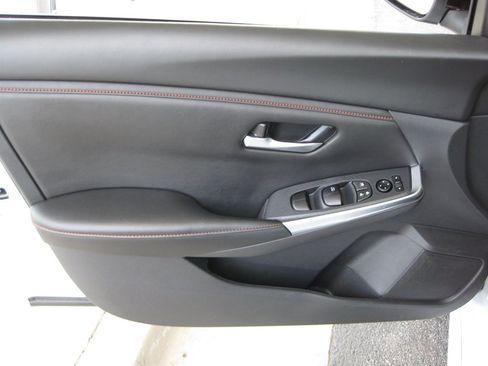 Used 2025 Nissan Sentra SR FWD image 11