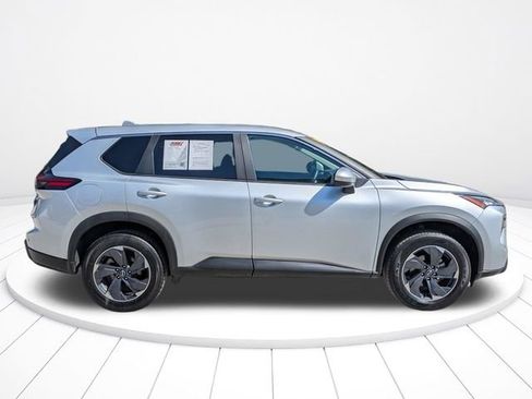 Used 2024 Nissan Rogue SV FWD image 3