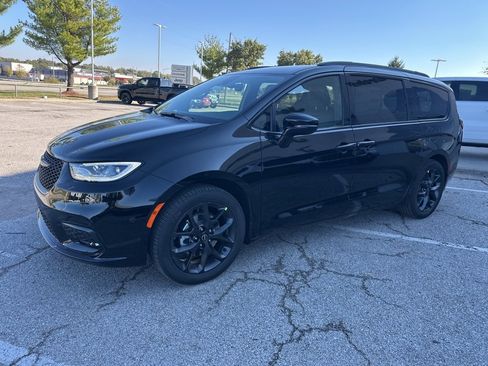 New 2026 Chrysler Pacifica Select image 14