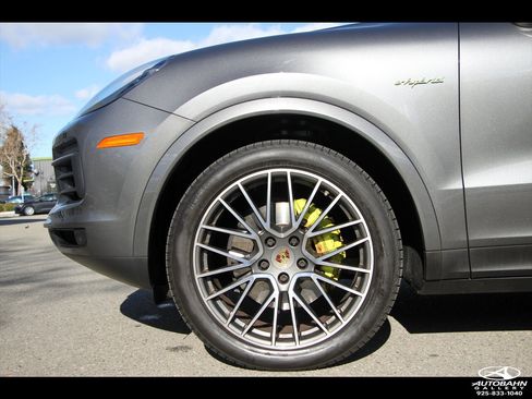 Used 2020 Porsche Cayenne E-Hybrid w/ Premium Plus Package image 10