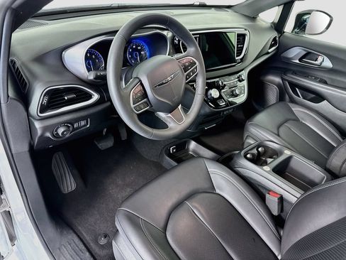 Used 2025 Chrysler Pacifica Select FWD image 9