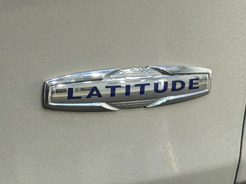 Used 2017 Jeep Cherokee Latitude w/ Cold Weather Group FWD image 46