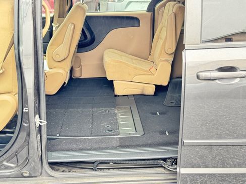 Used 2016 Dodge Grand Caravan SXT FWD image 8