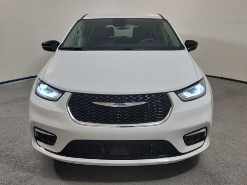 Used 2024 Chrysler Pacifica Select image 2