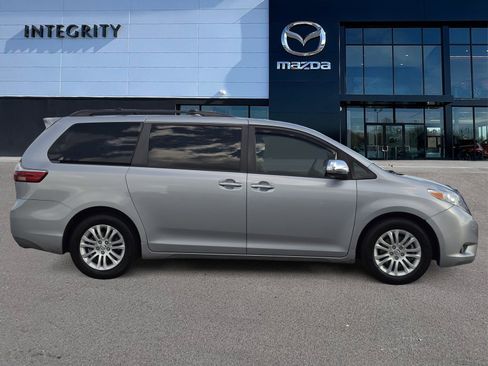 Used 2017 Toyota Sienna XLE Premium FWD image 3