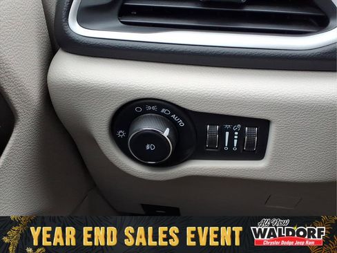 Used 2023 Chrysler Pacifica Touring-L image 22