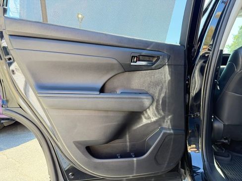 Used 2021 Toyota Highlander XLE AWD/4WD image 14