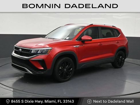 Used 2024 Volkswagen Taos SE w/ Black Wheel Package FWD image 1
