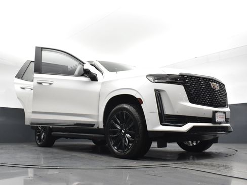 Used 2024 Cadillac Escalade Premium Luxury AWD/4WD image 30