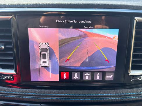 Used 2021 Chrysler Pacifica Touring-L FWD image 25