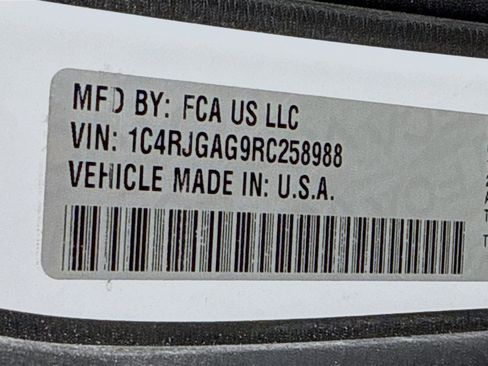 Used 2024 Jeep Grand Cherokee Laredo X image 40