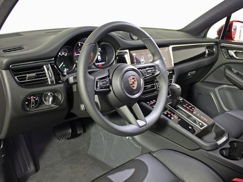 Used 2025 Porsche Macan image 4