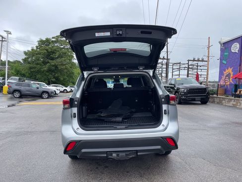 Used 2023 Toyota Highlander LE FWD image 13