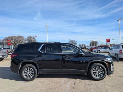 Used 2023 Chevrolet Traverse LT image 3