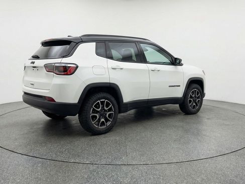 Used 2025 Jeep Compass Trailhawk image 9