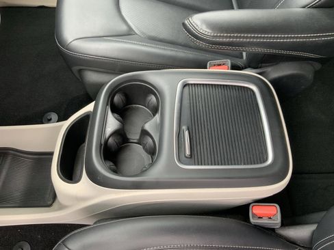 Used 2024 Chrysler Pacifica Touring-L image 45