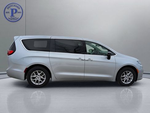 Used 2024 Chrysler Pacifica Touring-L FWD image 8