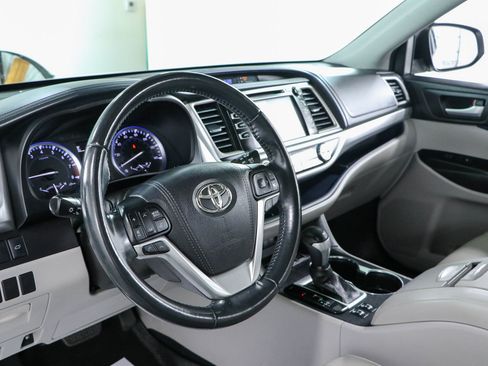 Used 2017 Toyota Highlander XLE FWD image 23