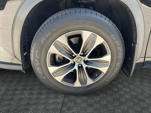 Used 2022 Toyota Highlander XLE AWD/4WD image 14