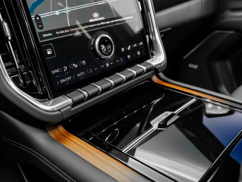 Used 2025 GMC Yukon Denali w/ Sun & Power Step Package image 51