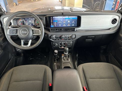 Used 2025 Jeep Wrangler Unlimited Sahara AWD/4WD image 33