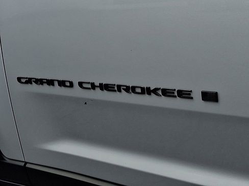 Used 2024 Jeep Grand Cherokee Altitude image 31