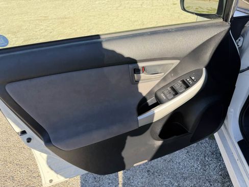 Used 2014 Toyota Prius Plug-In Hybrid image 8