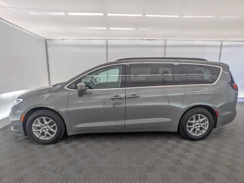 Used 2022 Chrysler Pacifica Touring-L FWD image 3