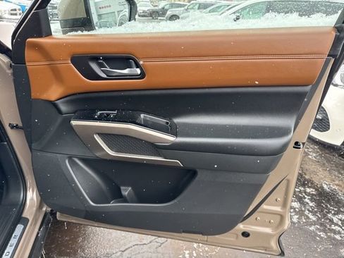 Used 2023 Nissan Pathfinder Platinum image 29