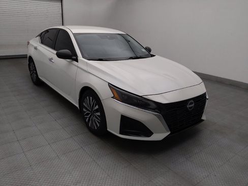 Used 2024 Nissan Altima 2.5 SV FWD image 13