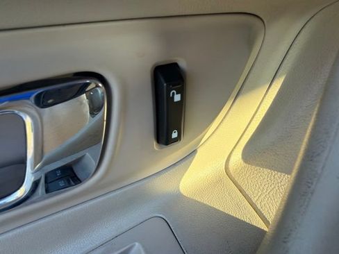 Used 2010 Ford Taurus Limited FWD image 20