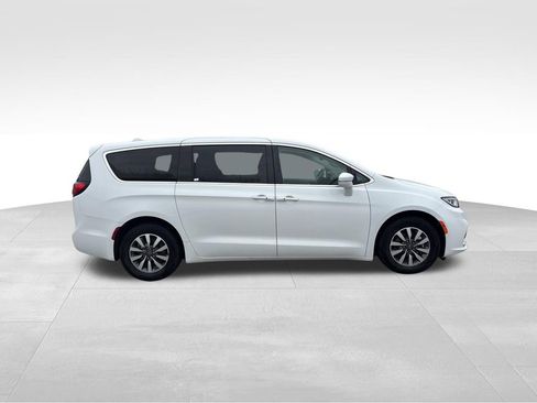 Used 2022 Chrysler Pacifica Touring-L image 13