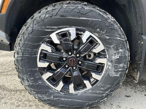 Used 2022 Nissan Frontier PRO-4X image 12