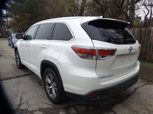 Used 2015 Toyota Highlander XLE AWD/4WD image 2