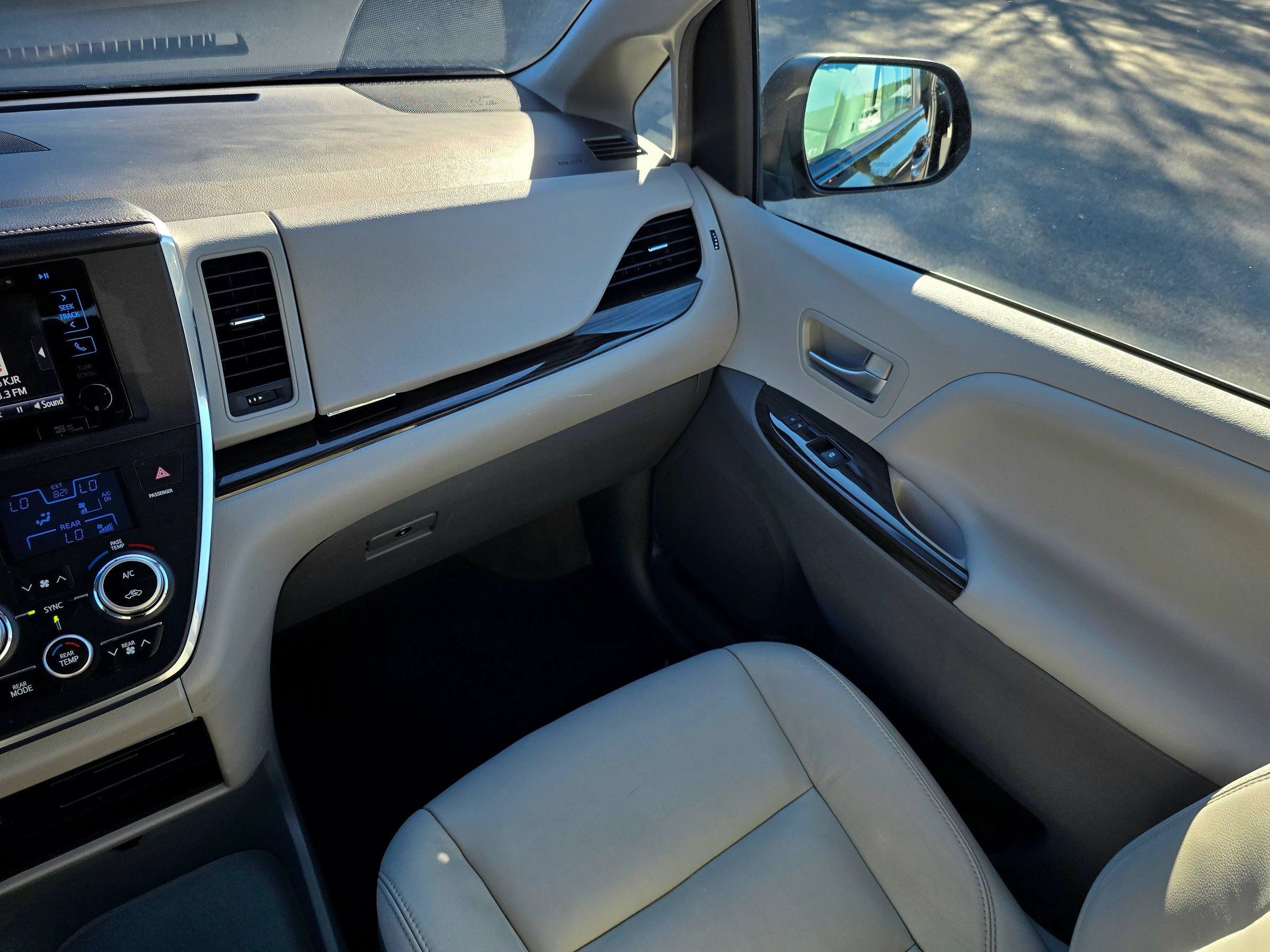 Used 2017 Toyota Sienna XLE w/ XLE Navigation Package FWD image 39