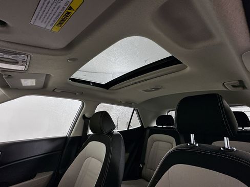 Used 2025 Hyundai Venue SEL image 25