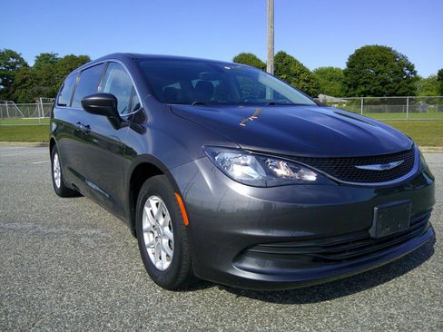 Used 2017 Chrysler Pacifica LX FWD image 2