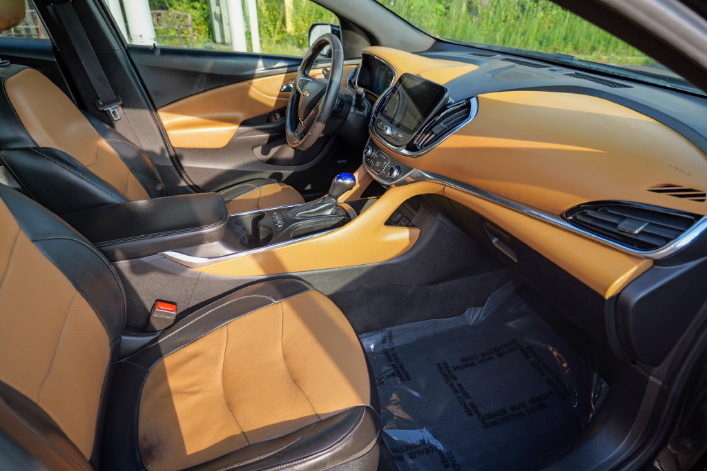 Used 2018 Chevrolet Volt Premier w/ Driver Confidence Package FWD image 36