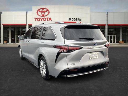 Used 2021 Toyota Sienna Limited image 6