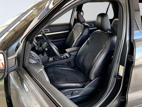 Used 2018 Ford Explorer XLT w/ Equipment Group 202A image 18