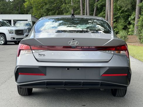 Used 2025 Hyundai Elantra SE w/ Cargo Package FWD image 11