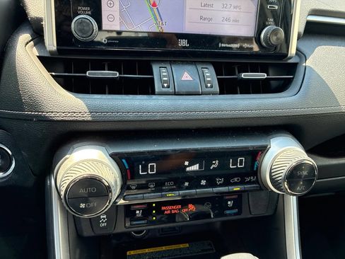 Used 2020 Toyota RAV4 Limited FWD image 33