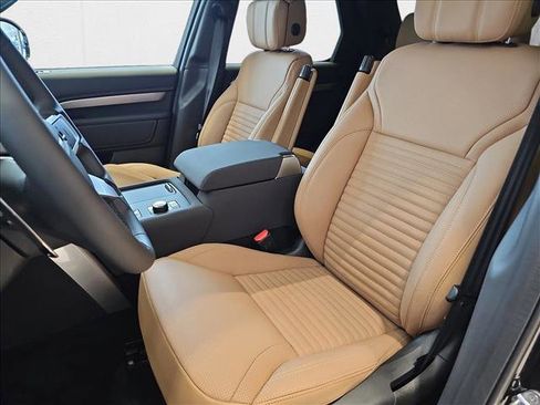 New 2025 Land Rover Discovery Dynamic SE image 16