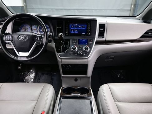 Used 2020 Toyota Sienna XLE FWD image 16