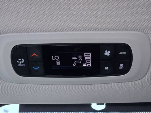 Used 2023 Chrysler Pacifica Touring-L FWD image 22