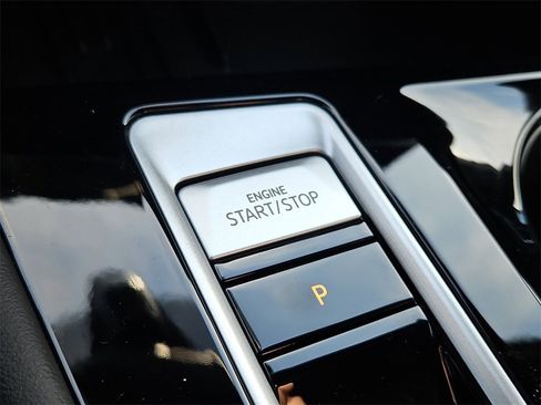 Certified 2025 Volkswagen Atlas Cross Sport SEL image 18