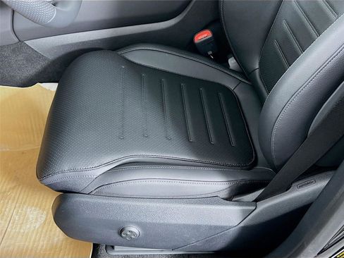 Used 2025 Mercedes-Benz GLC 300 4MATIC image 17