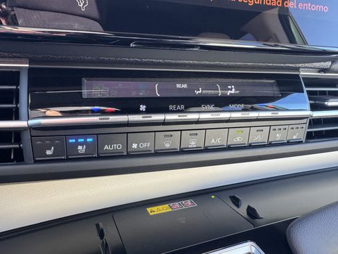 Used 2025 Toyota Sienna Platinum image 28