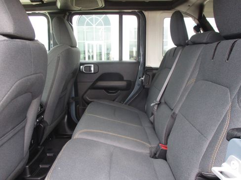 Used 2025 Jeep Wrangler Unlimited Sahara AWD/4WD image 35